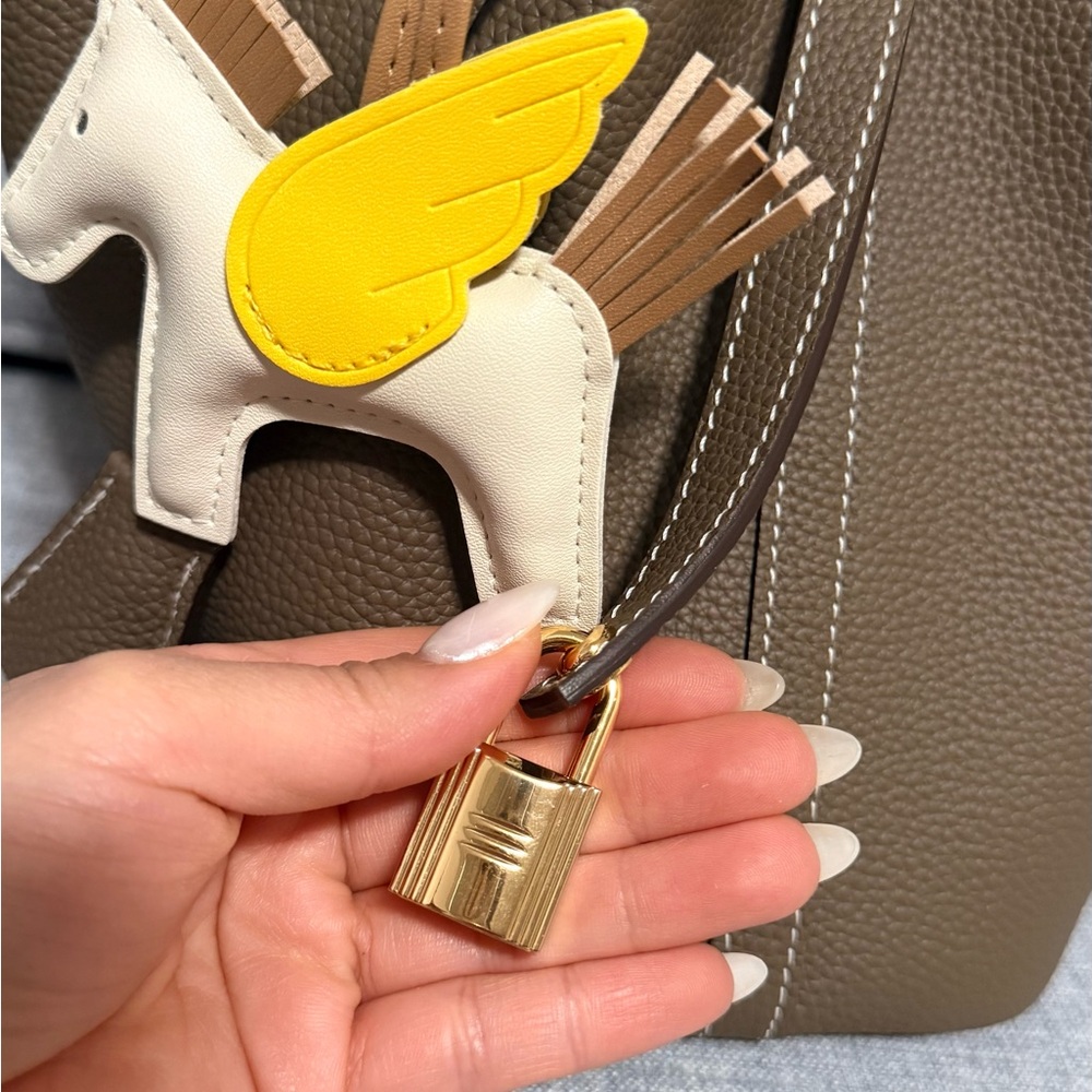 ❌SOLD❌Grey mini bucket bag - Picture 3 of 8